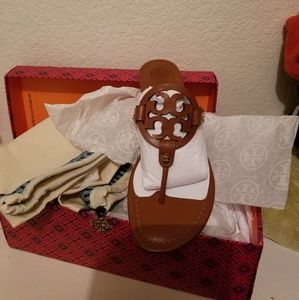 Meet your Posher, Dania